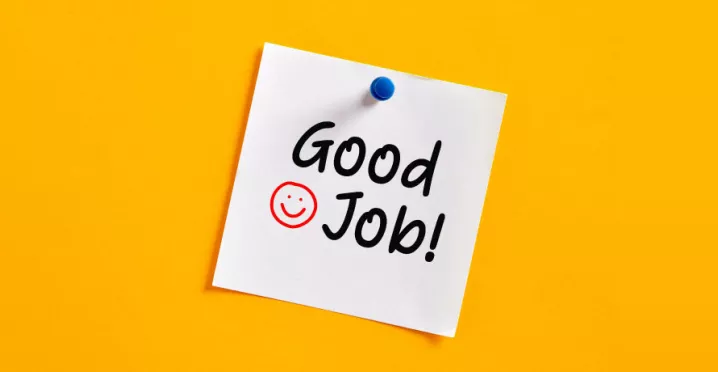 Peer-to-peer recognition message that says "Good Job!" on a sticky note