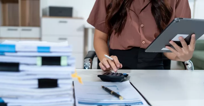 employee calculating recognition data