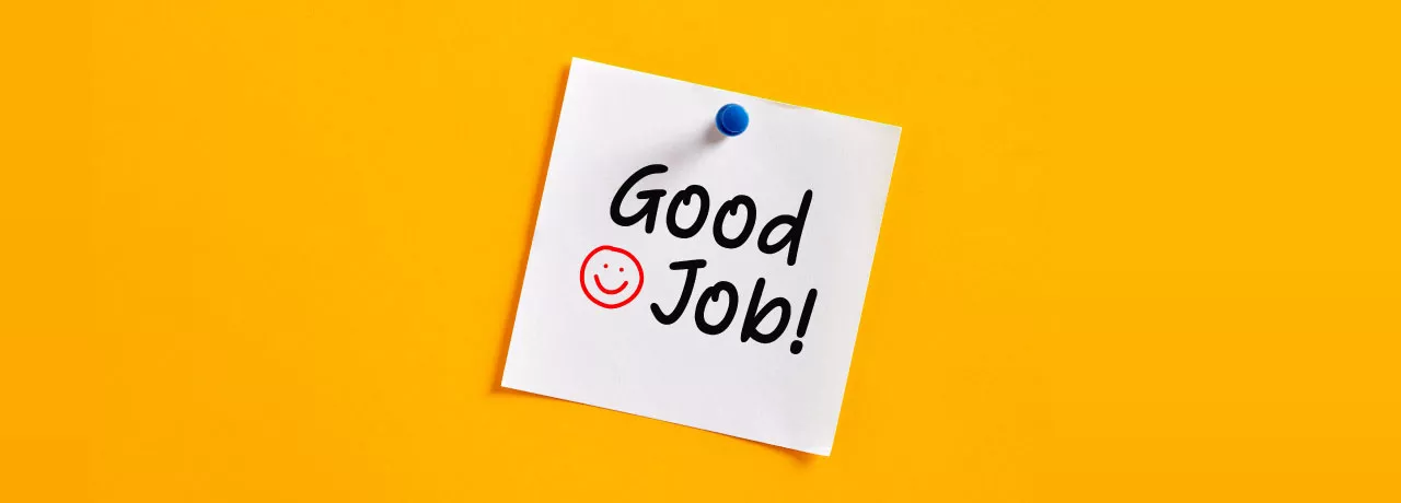 Peer-to-peer recognition message that says "Good Job!" on a sticky note