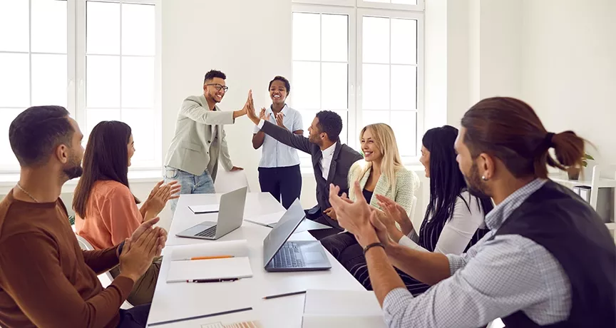 employees recognizing each other 
