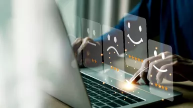 Employee sharing their thoughts and feelings in a HR survey on their laptop