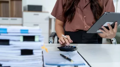 employee calculating recognition data